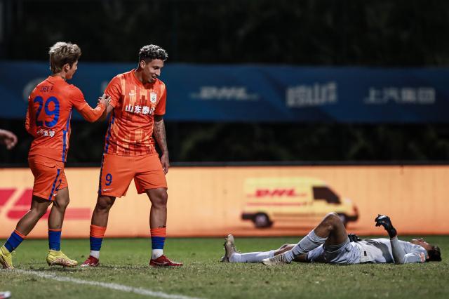 泰山开启冲刺路孙准浩回归助阵 功勋外援被“攻心”