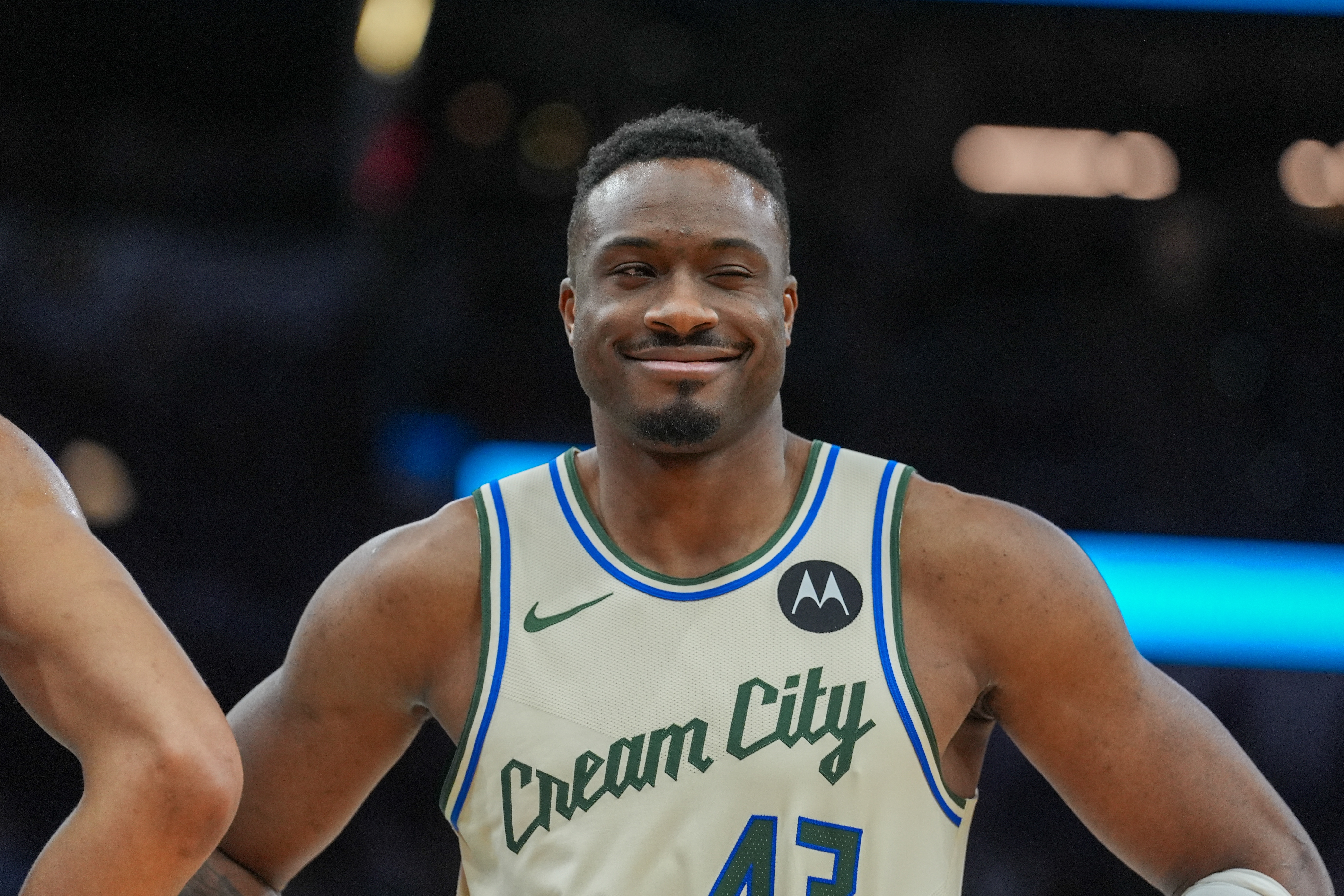 V体育官方网站-咋投的？部分拿到球员投票的球员：字母哥哥6票 尼昂10票 布朗尼2