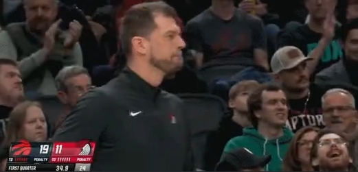 V体育-首节给了5分20秒时间！杨瀚森被换下时与主教练斯普利特击掌！