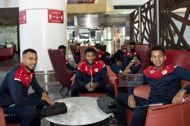 1635931071723072888.jpg 1-阿曼队当地时间今天上午出征迪拜、备战与中国队比赛_副本.jpg