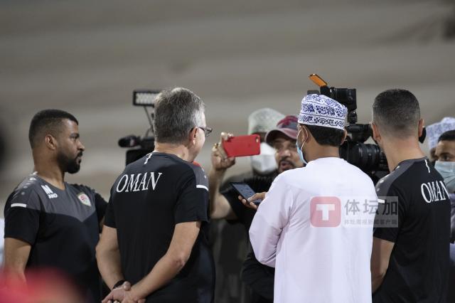 1635931496963009776.jpg 4-伊万科维奇接受阿曼记者采访否认“输球辞职说”_副本.jpg